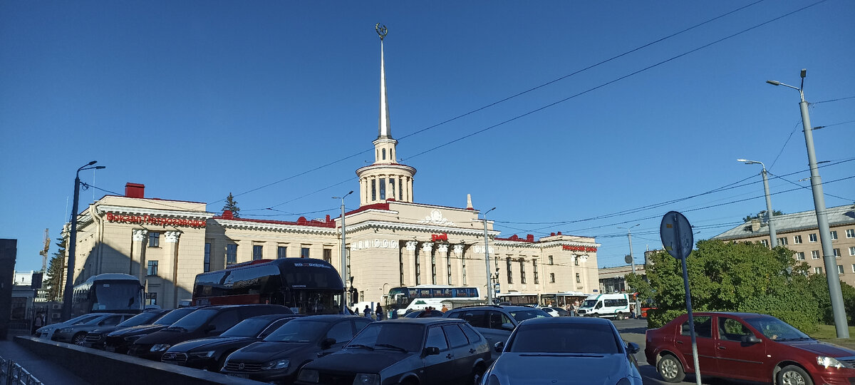 Площадь перед ж/д вокзала Петрозаводска