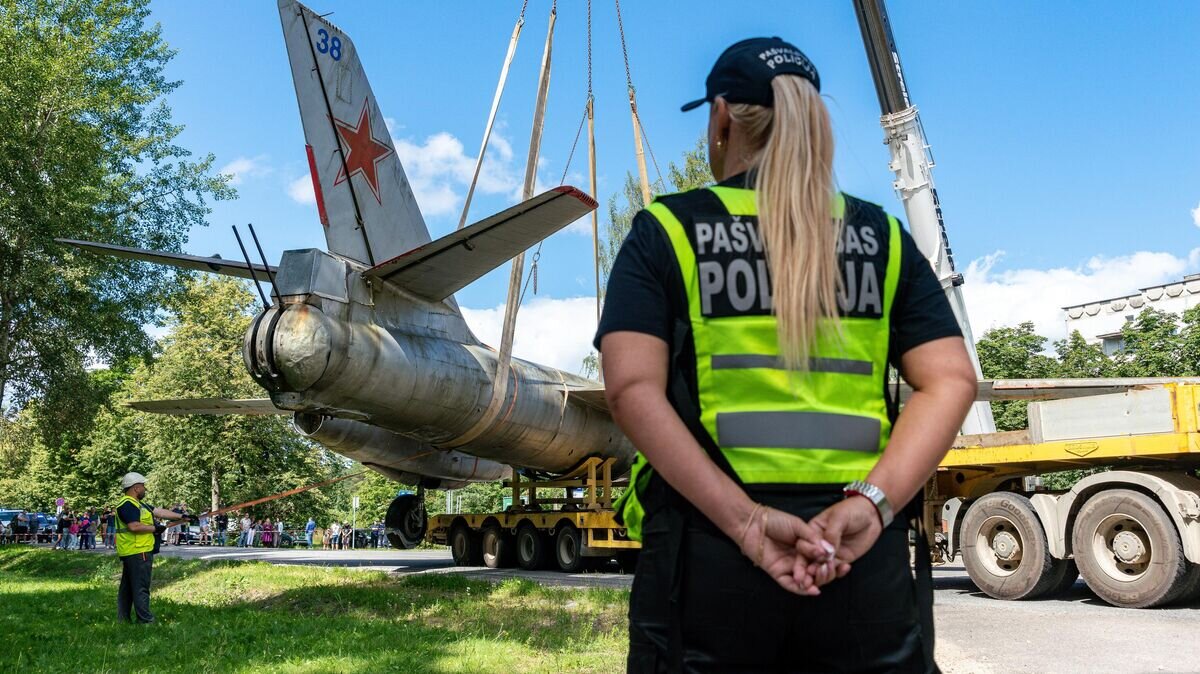    Демонтаж памятника летчикам 1-го Гвардейского авиационного полка ВВС Балтийского флота - реактивного бомбардировщика Ил-28 в поселке Скулте© РИА Новости / Стрингер