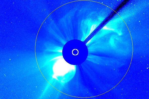    Выброс солнечной массы 30–31 августа 2022 года. Фотография сделана коронографом LASCO на спутнике SOHO 31 августа 2022 года в 00:30 МСК.
