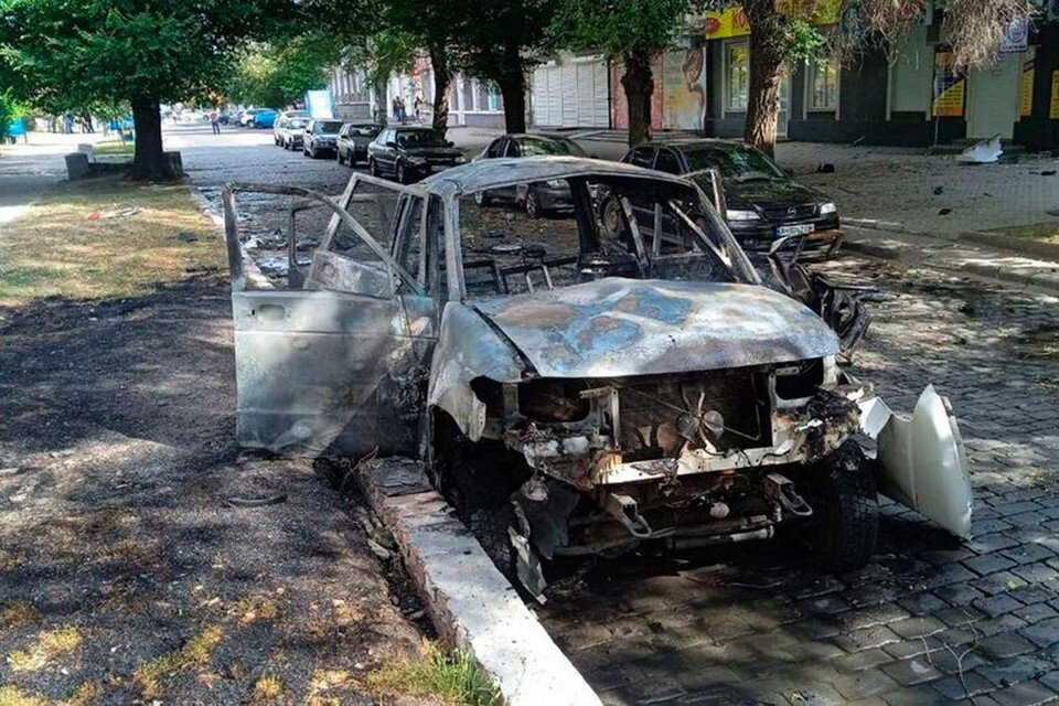     В Бердянске взорвали машину коменданта города Артема Бардина.  социальные сети