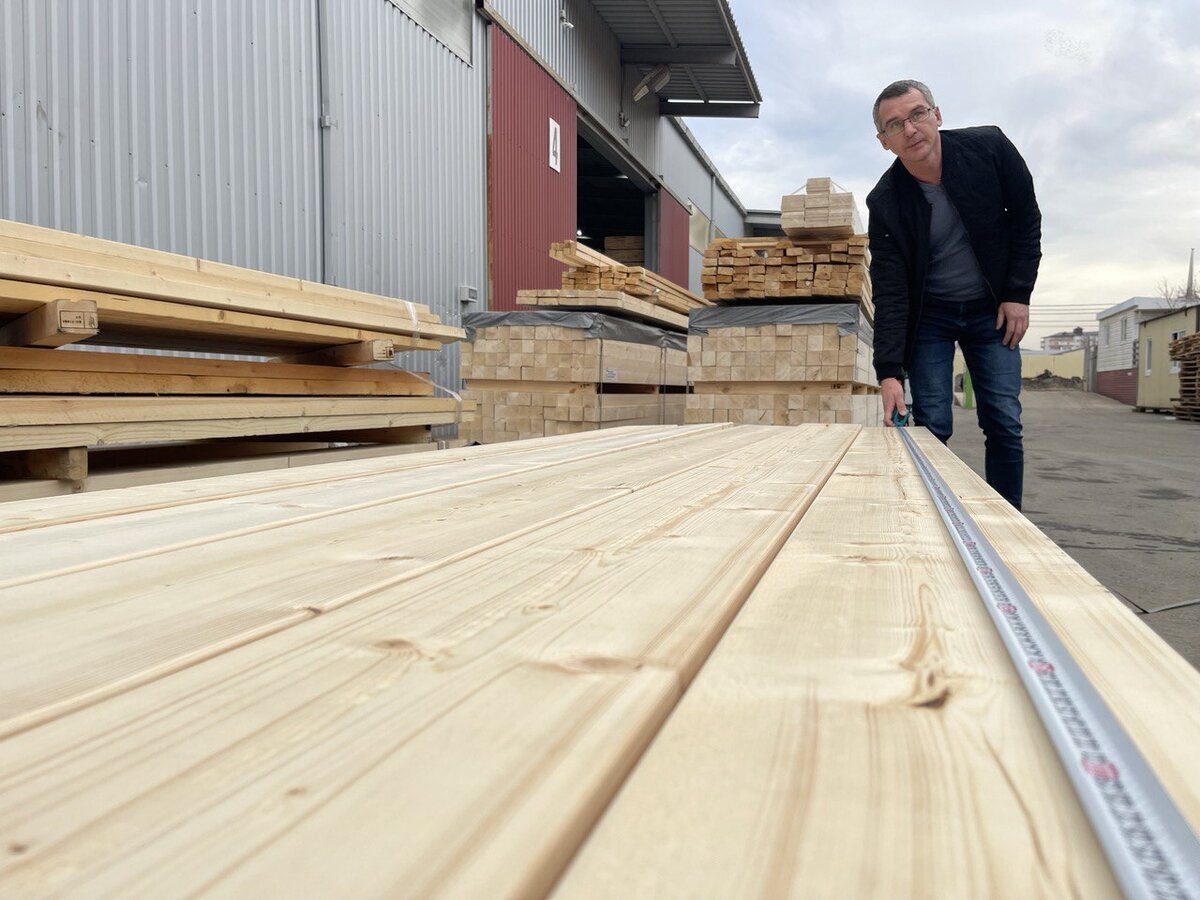 Доска строганая, ель. Товар принимает специалист контроля качества «Лескрафт» Швороб Сергей