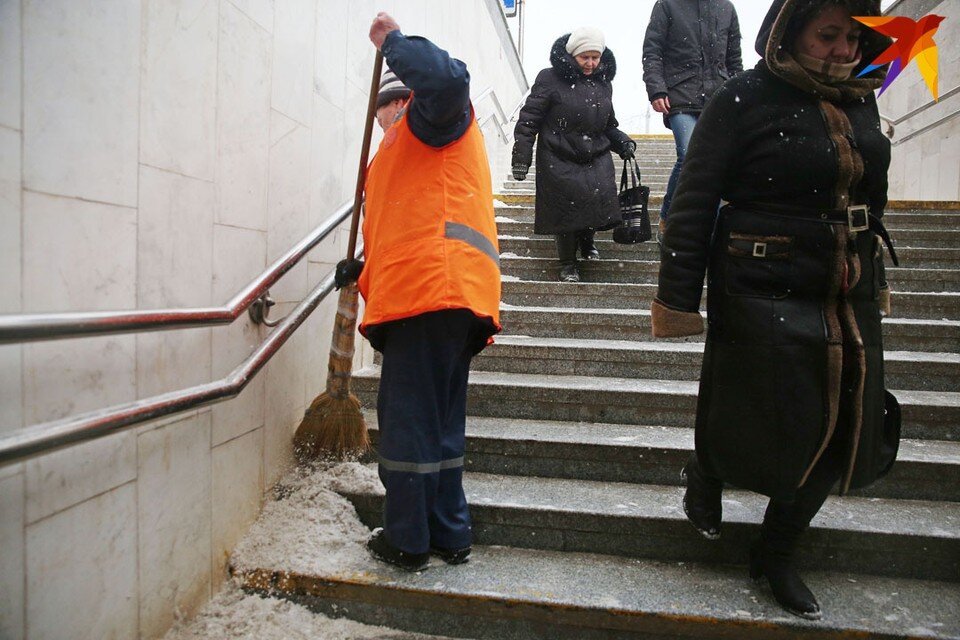     Белорусам сказали, как безопасно ходить по улице в гололед. Павел МАРТИНЧИК