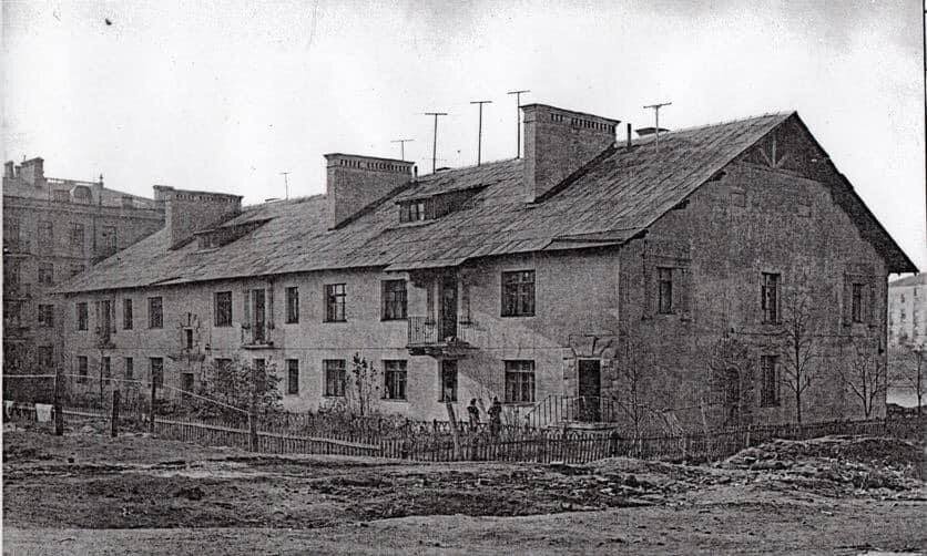 Измайловский проезд, 6. Вид на дворовый (восточный) фасад до надстройки дома.