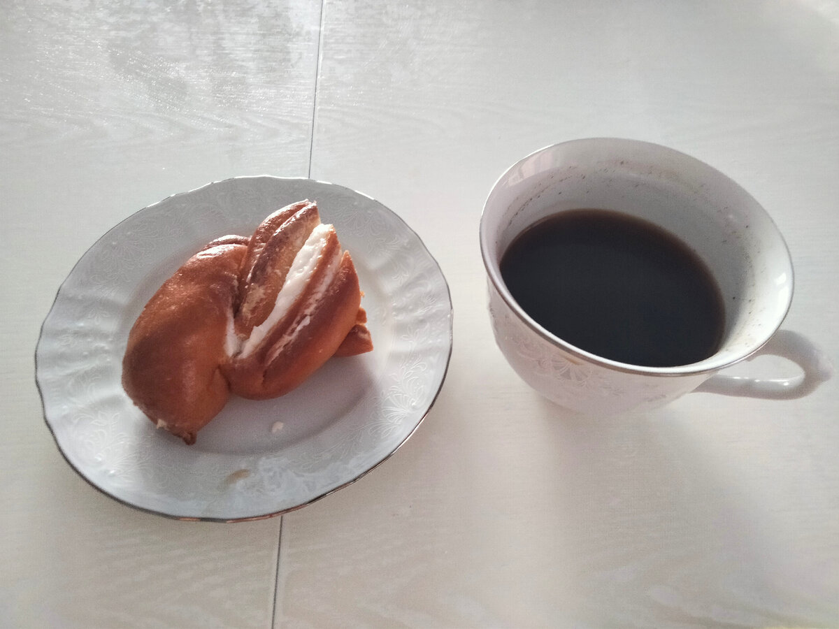 Булка с кремом вкус кокосовый, я не очень люблю кокосовый, но было вкусно