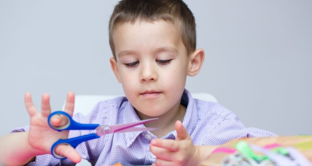 Источник фото: https://parentchild.ru/472336a-kak-pravilno-derjat-nojnitsyi-detyam-kak-rebenka-nauchit-polzovatsya-nojnitsami