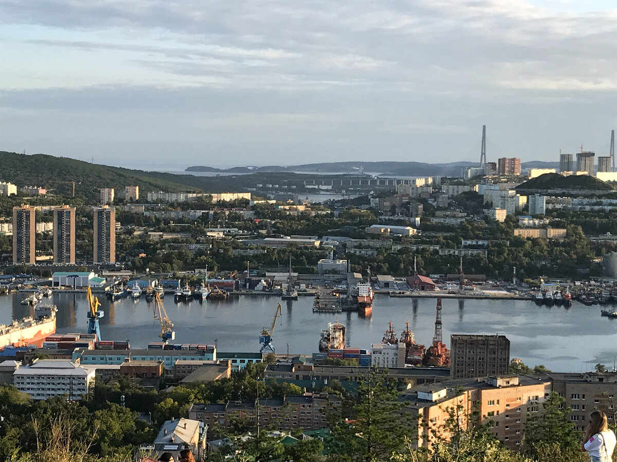  Бухта Золотой Рог. Вдали Русский остров и пилоны Русского моста.