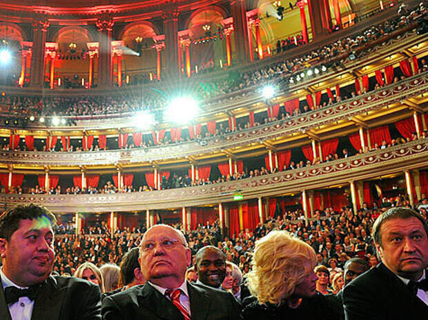 В марте 2011 г. В Лондоне прошел гала-концерт, приуроченный к 80-летию Михаила Горбачева. Поздравить бывшего советского лидера пришли экс-главы государств, политические деятели, прославленные кинозвезды и музыканты. Среди гостей было замечено много выходцев из России, в частности, Дмитрий Хворостовский, Андрей Аршавин и Роман Павлюченко.