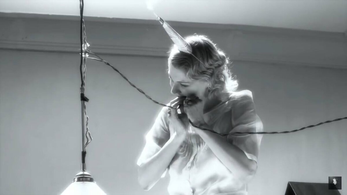 Этот и последующие кадры — из фильма Рустама Хамдамова «Бриллианты. Воровство» (источник: ютуб-канал Ренаты Литвиновой)