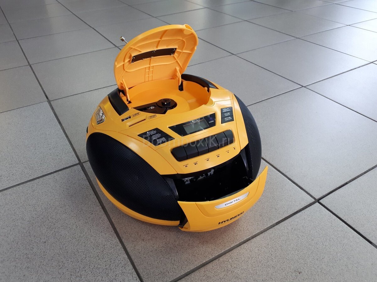 Открыты крышки CD привода и кассетной деки