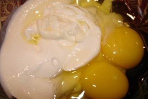 1. Смешаем майонез и сметану, к ним вбиваем яйца, перемешаем. 