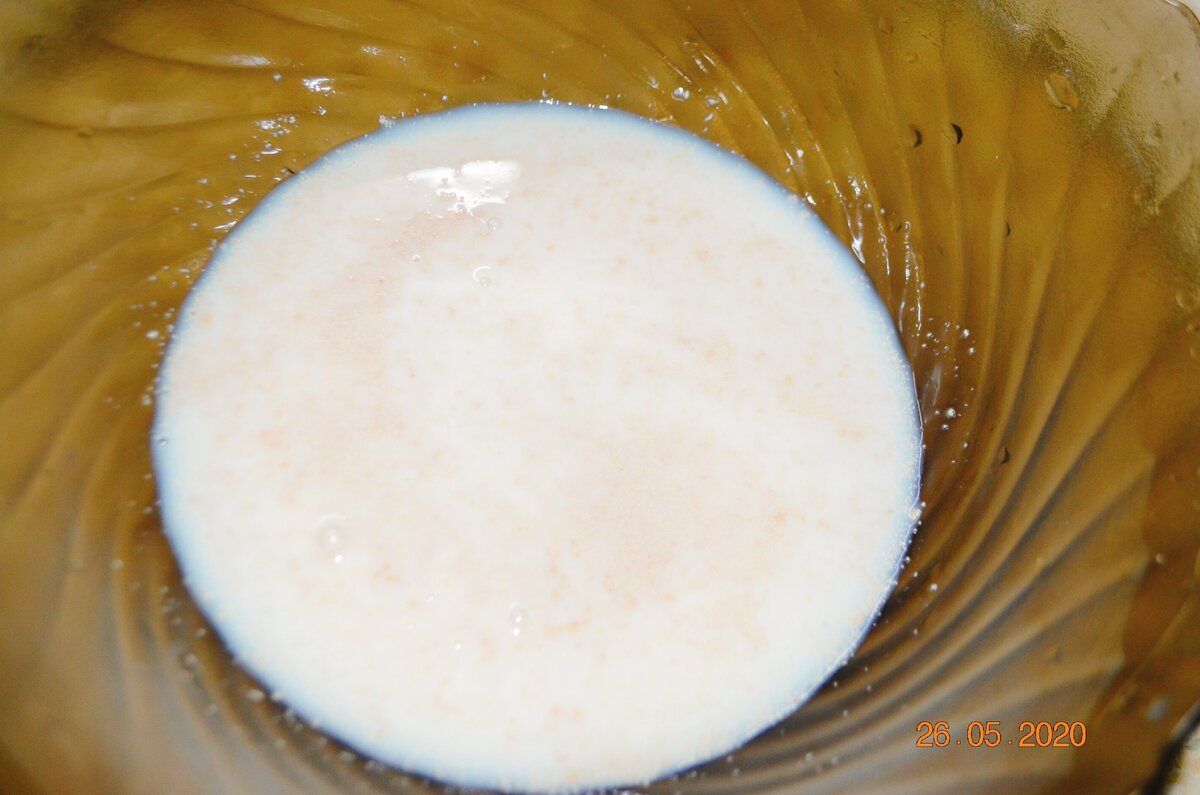 Молоко должно быть не горячим, иначе дрожжи погибнут!