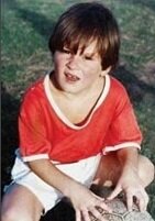 Лионель Андрес Месси родился 24 июня 1987 года в Росарио в семье работника сталелитейного комбината и уборщицы. Лео стал третьим ребёнком Хорхе и Селии Марии Месси, у которых уже было двое сыновей. Позже у Лионеля родится сестра Мария Соль.
