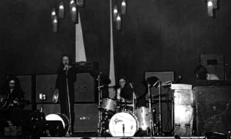 Genesis live. Группа genesis концерты. Genesis live. Genesis концерт 1974г. Genesis duke.