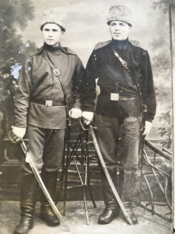 Наш бравый дед справа. Любим и помним! Личное фото.