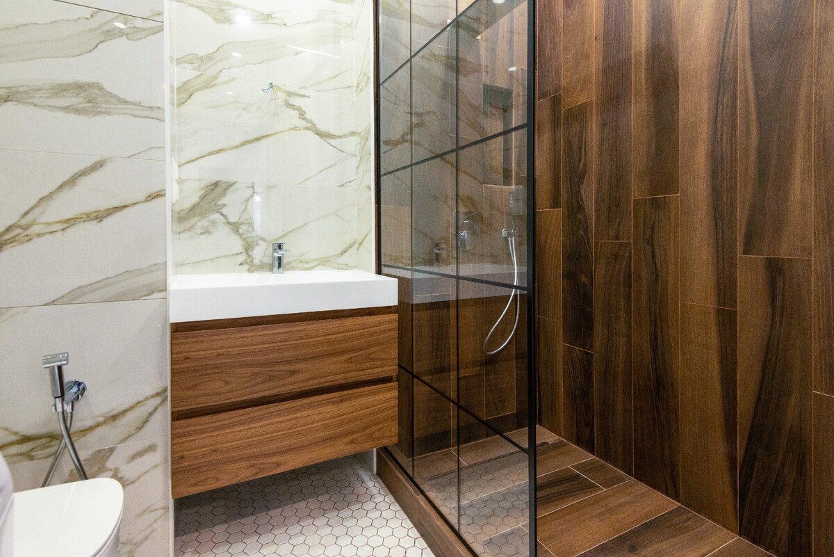 Ванная комната со сливом в пол и гигиеническим душем