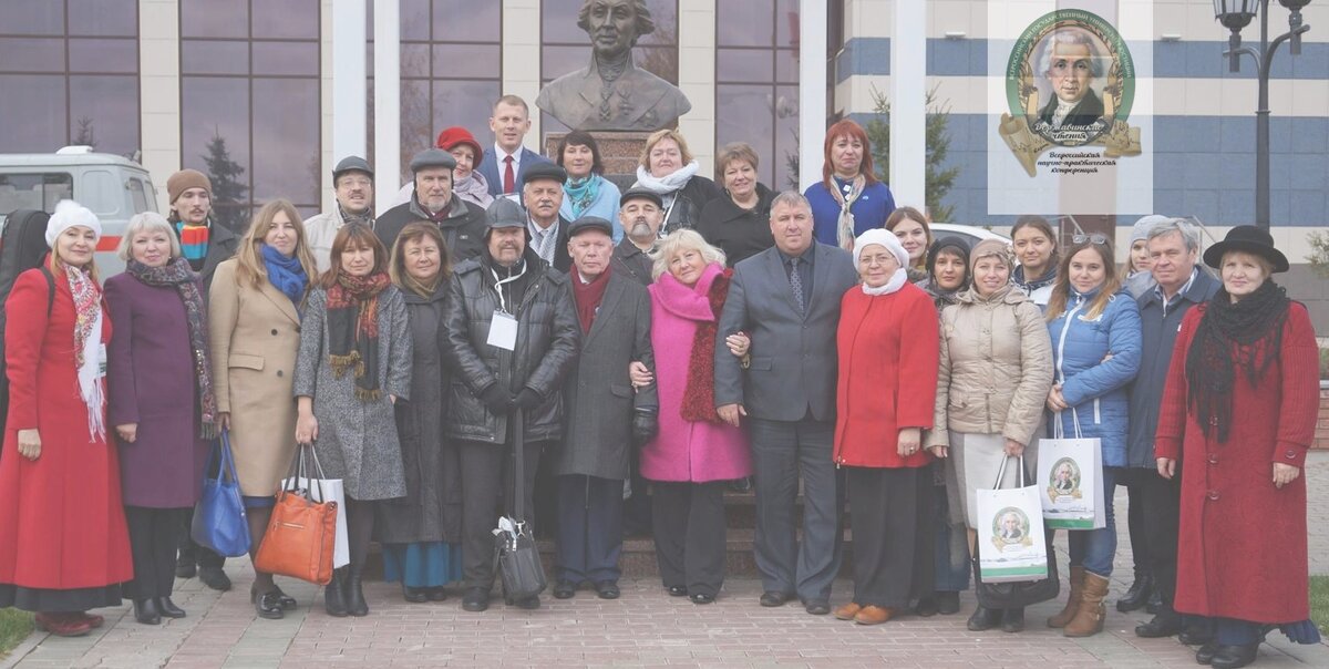 Участники Державинских чтений у памятника поэту