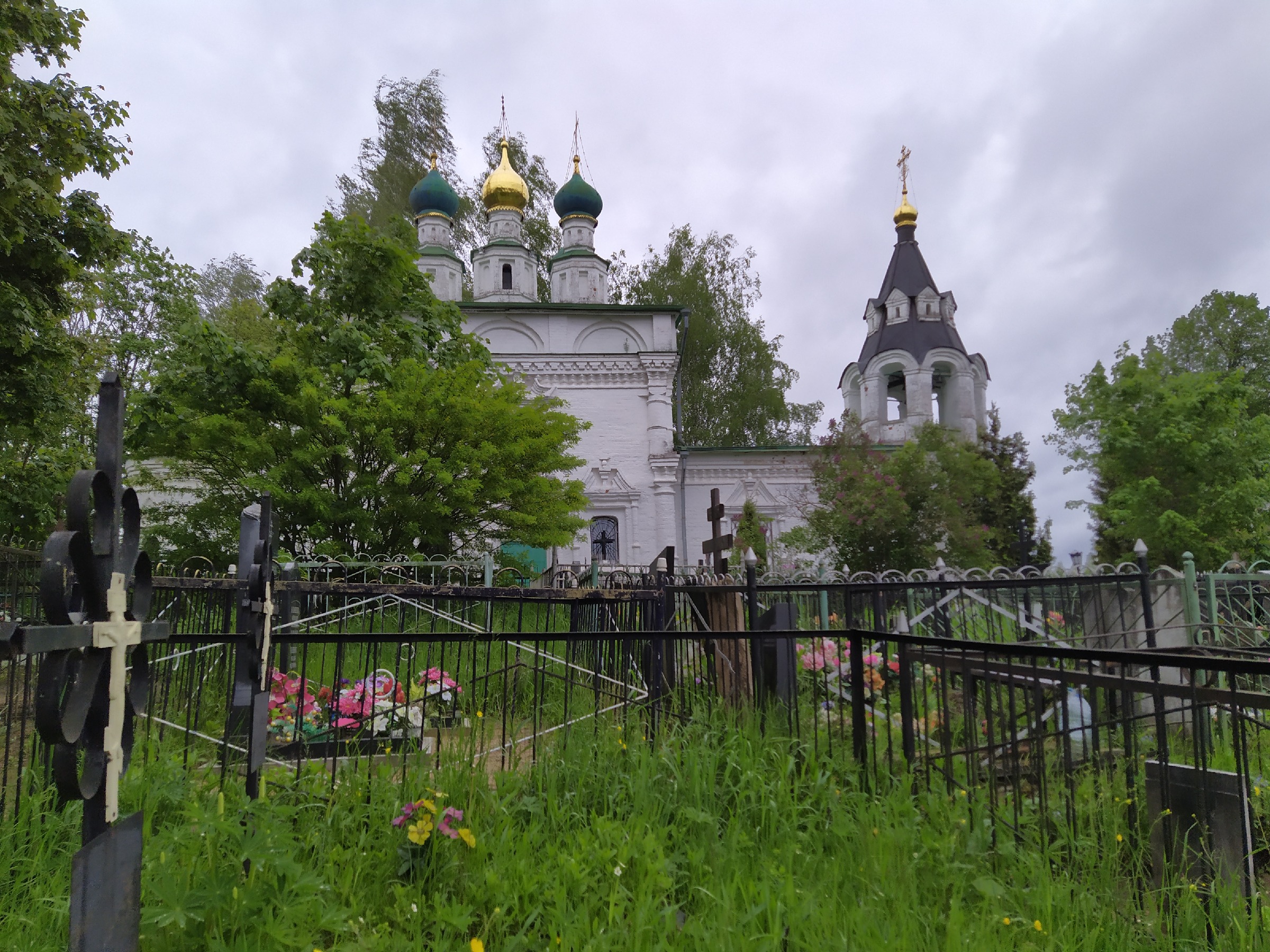 отдых на территории кладбища запрещен