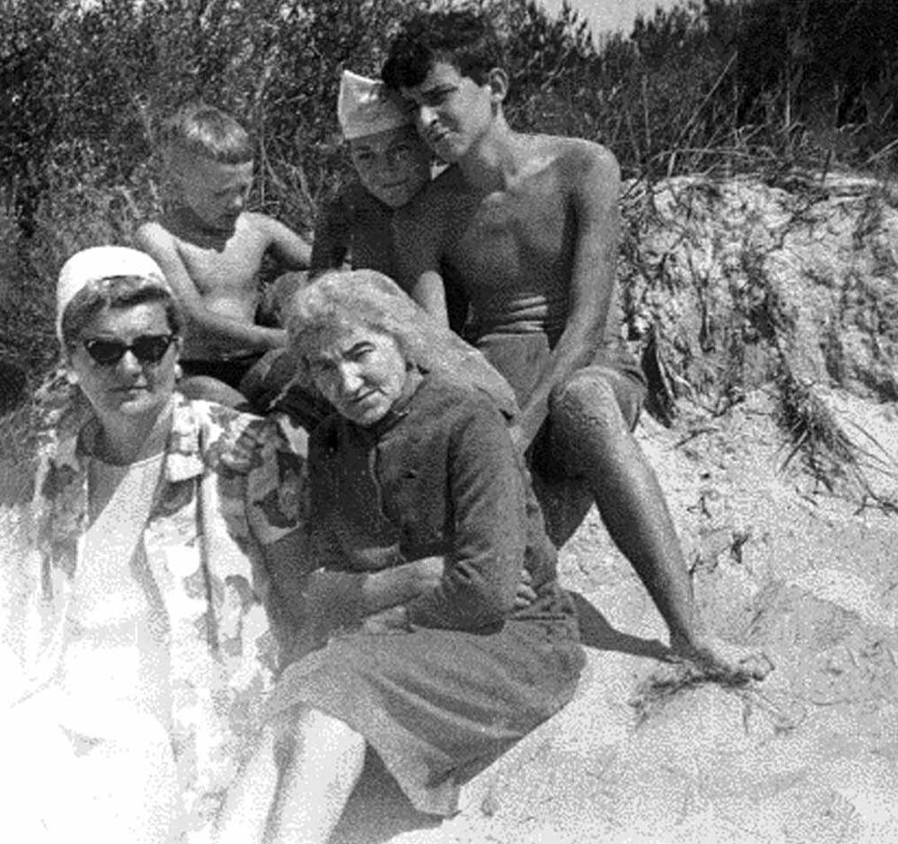 Групповой портрет в дюнах. Справа налево: в верхнем ряду – автор, Серёжа-маленький, Янис, в нижнем – бабушка автора, мама Серёжи-маленького. 1969 г.