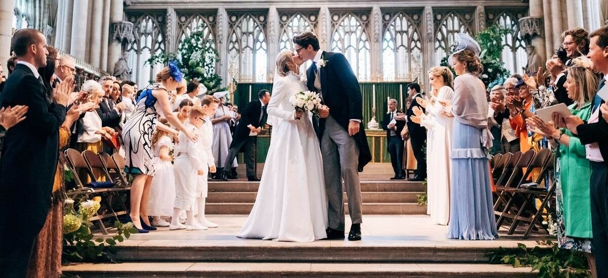 https://zolotoy.ru/wp-content/uploads/2019/09/ellie-goulding-caspar-jopling-official-wedding-photo-01-1200-1200x550.jpg