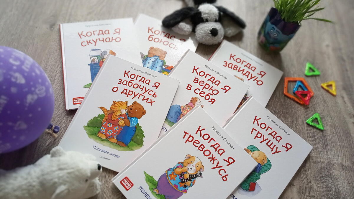 Тонкие книги в твердом переплете прекрасно смотрятся на полке.