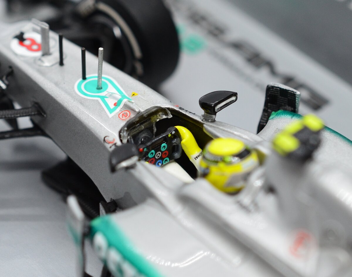 Зеркала выполнены с применением отдельных отражающих элементов. Руль высокой степени детализации с имитацией элементов управления, элементы управления на руле раскрашены. 