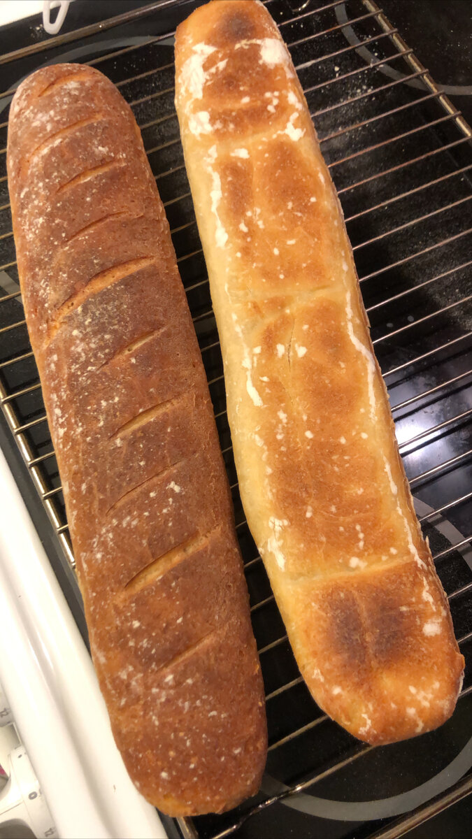 Горячие и румяные багеты.