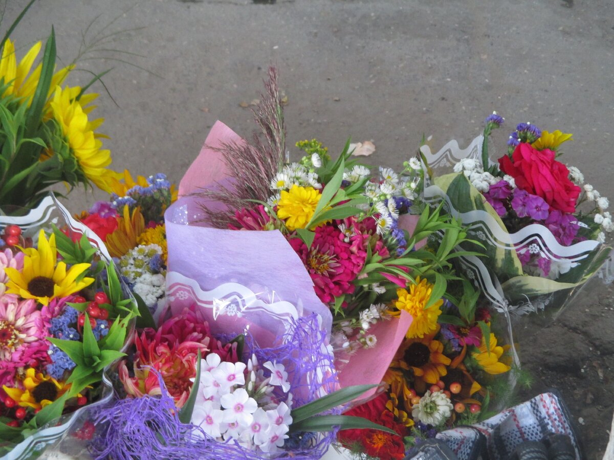 Зеленые ветки золотарника почти во всех букетах 