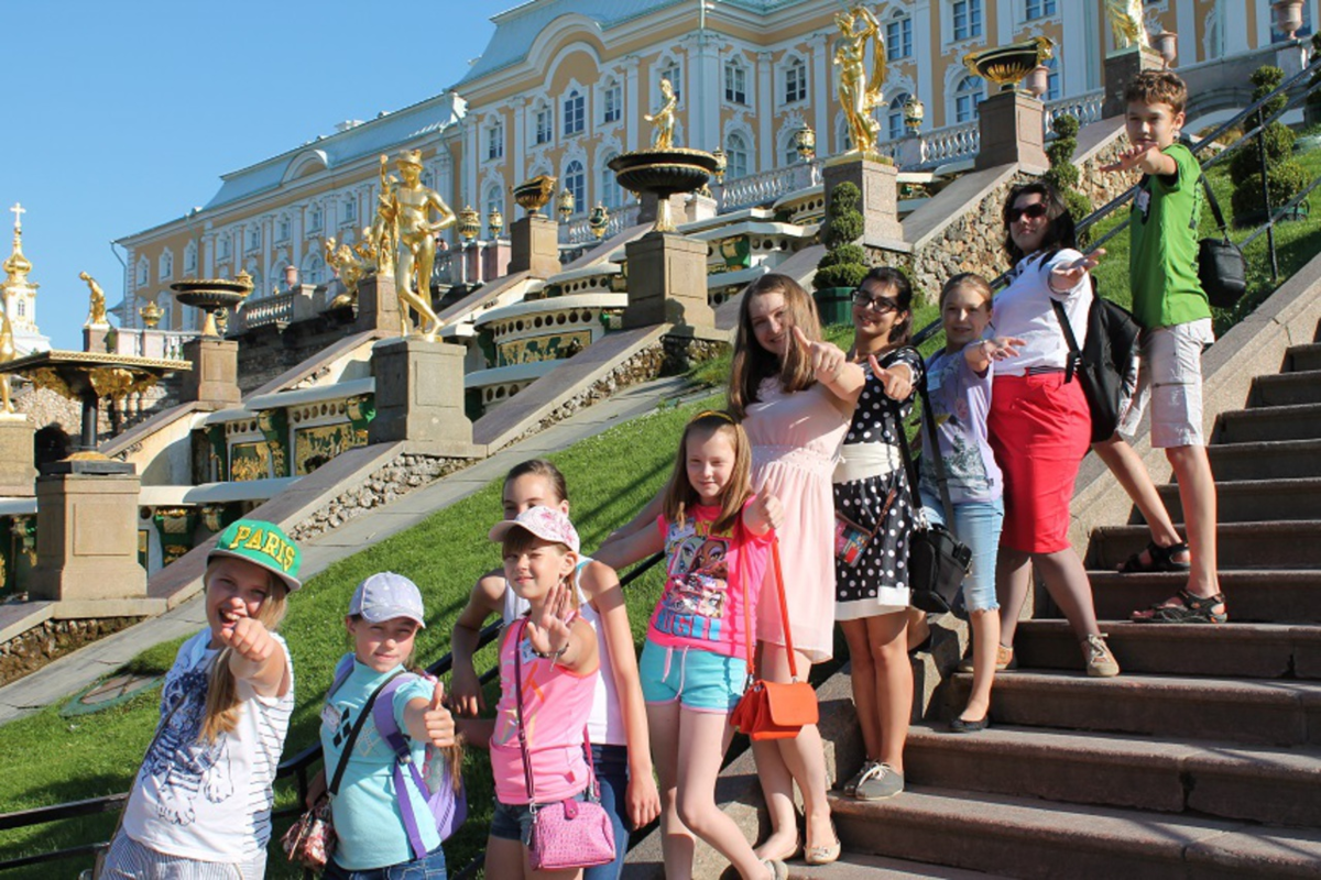 Санкт петербург съездить летом. Дети на экскурсии. Экскурсии для школьников. Школьники на экскурсии. Детская экскурсия.