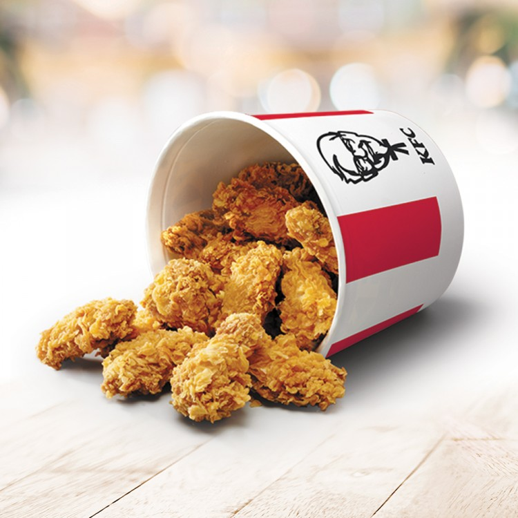 Баскет 30 крыльев из KFC.