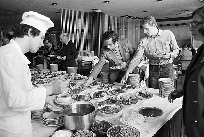 Один из первых «шведских столов», введённых под Олимпиаду-80 в «Интуристе». Правда не бранч, а завтрак для постояльцев, но хоть как-то общую картину передает. Автор Борис Бабанов. Источник РИА Новости.