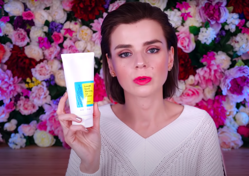 COSRX - один из любимых брендов Ольги Михневич для проблемной кожи / Источник фото: канал RedAutumn / Видео:"ЛУЧШИЙ УХОД ДЛЯ КОЖИ за ГОД! 🔥 САМОЕ ЛЮБИМОЕ!"