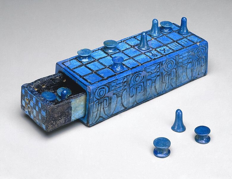 https://commons.wikimedia.org/wiki/File:Gaming_Board_Inscribed_for_Amenhotep_III_with_Separate_Sliding_Drawer,_ca._1390-1353_B.C.E.,49.56a-b.jpg?uselang=ru