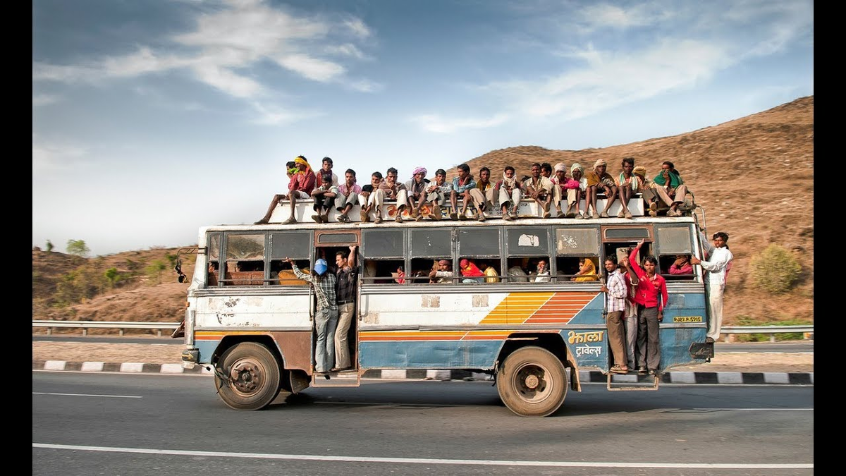 Туристы ехали на автобусе 1 час. Автобус в Индии. Автобусы в Африке. Переполненный автобус в Индии. Транспорт Африки.