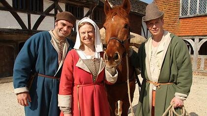 Актеры-реконструкторы (историк Рут Гудман и археологи Питер Гинн и Том Пинфолд)