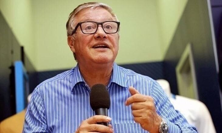 Комментатор Геннадий Орлов высказался о вариантах продолжения карьеры форварда «Зенита» Александра Кокорина. 
 
«Зенит» говорит, что все варианты по новичкам, продлению или непродлению контрактов будет рассматривать после окончания чемпионата 22 июля. Правда, еще есть финал Кубка России 25 июля. 
 
История же с Кокориным наталкивает на мысль, что индивидуальные беседы с игроками стоит вести раньше. Но у каждого своя система. И потом, мы же не знаем, может, так оно и происходит, просто не афишируется. Того же Кокорина Виллаш-Боаш наверняка по-прежнему ждет в «Марселе». И тут многое зависит от того, что предложит «Зенит». 
 
Сам Кокорин недавно в интервью подчеркнул – летом он становится свободным агентом. При этом он же не декларирует, как когда-то было принято: «Я буду только за «Зенит» (или, скажем, ЦСКА) играть». Сейчас футболисты к этому иначе относятся. Они профессионалы и ищут лучшего контракта», – сказал Орлов.