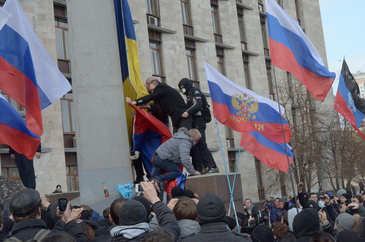 Украинский российский. Сепаратисты 2014 Украина. Российский Флан в Украине. Митинг в Украине 2014. Флаг России и Украины.