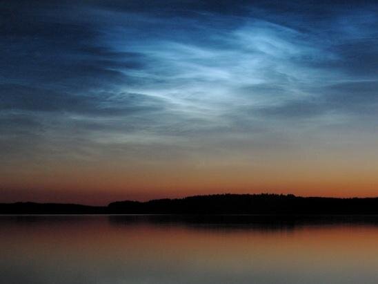 Фотография: Noctilucent clouds over Lake Saimaa. Автор: Mika Y 
Лицензия: Attribution 2.0 Generic (CC BY 2.0). Фотография кадрирована для выделения облаков.