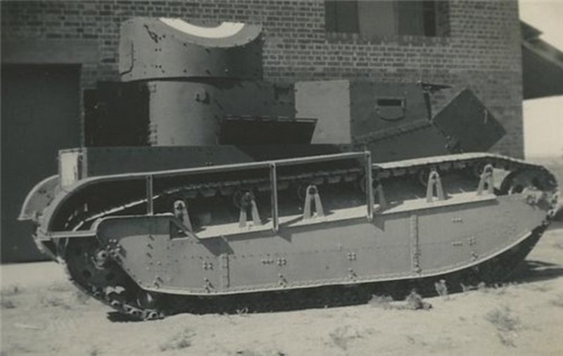 Танк на шасси Dragon, Medium Artillery Tractor Mk.I  (с этого ракурса хорошо видно, что использовалось от бронеавтомобиля