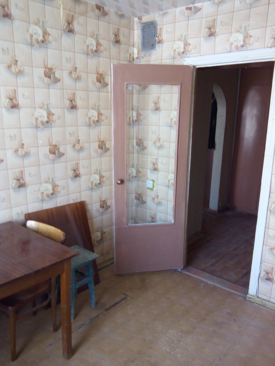 Двери, мебель, линолеум - всё морально устарело...