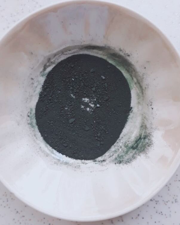 Измельчила таблетки. Желательно чтоб не оставалось крупных кусочков как на фото, иначе они плохо растворятся.