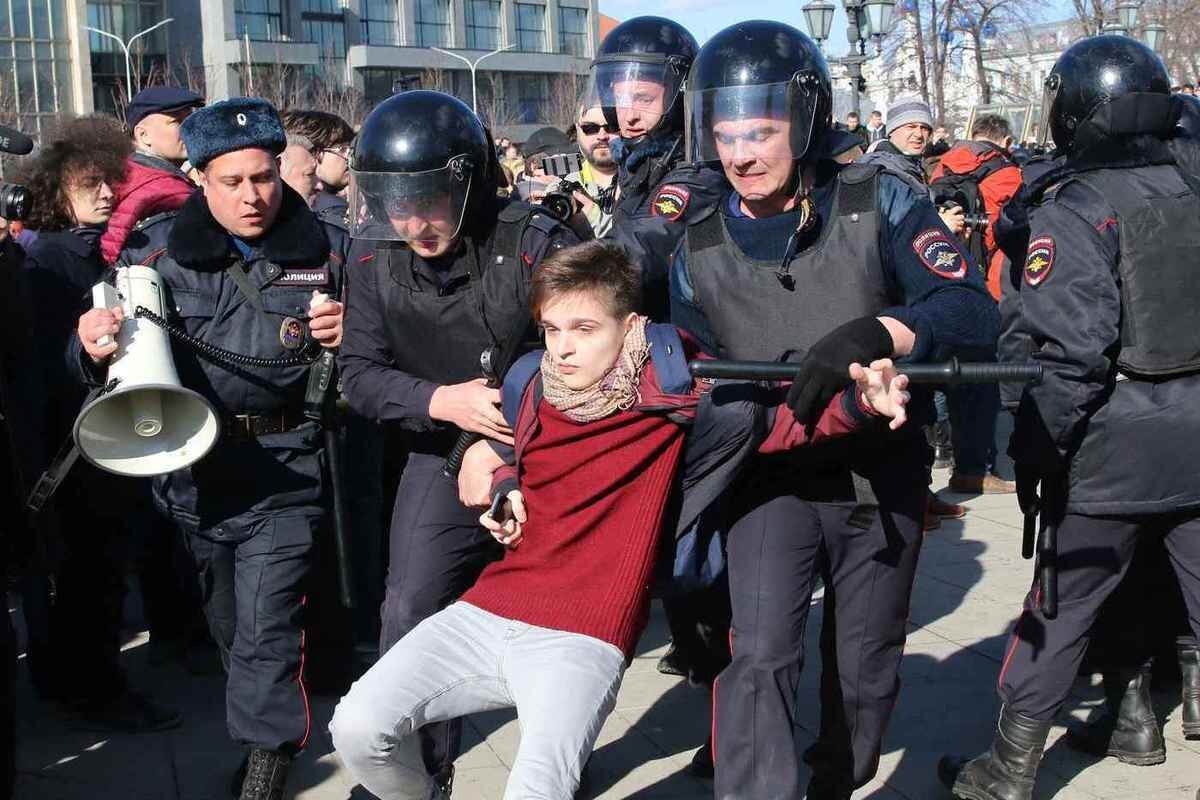 Подростки полиция. Дети на митинге. Участие в митингах. Несовершеннолетние на митинге. Дети на митингах в России.