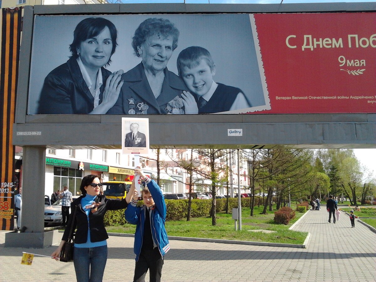 Мы с портретом дедушки у портрета бабушки. Фото из семейного архива.