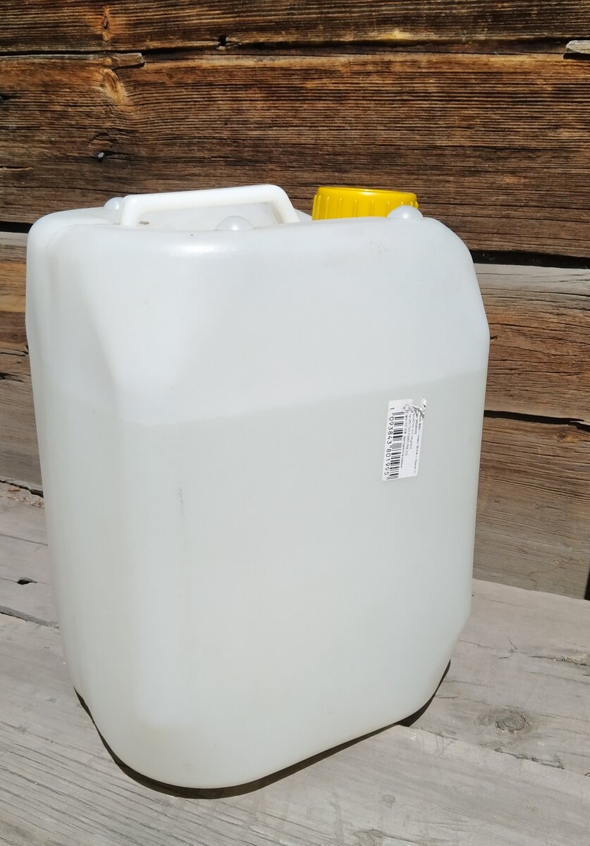 Уже готовый к использованию микробный раствор. Фото сделано при солнечном свете, но хранить такую канистру я рекомендую все же в темном и прохладном месте.