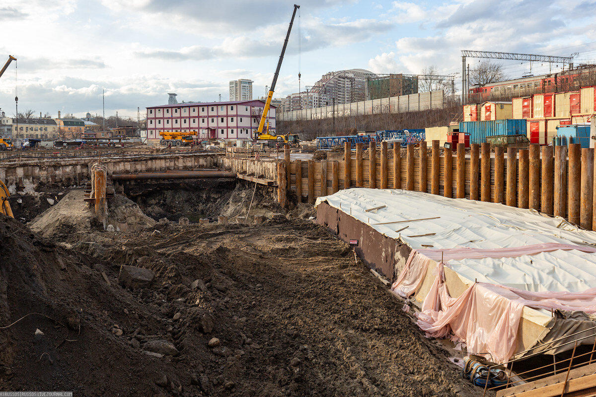 1. Начнем со станции «Электрозаводская». Это снималось в середине марта. На фото самое начало разработки котлована под вестибюль.