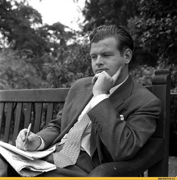 Бенни Хилл в молодости, довольно красив.