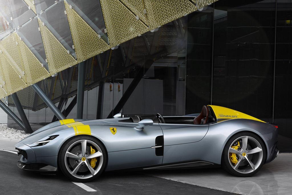 Обе машины достаточно похожи между собой, при этом их кузова полностью изготовлены из углепластика. Сбоку спидстеры примечательны наличием длинного капота и мускулистыми колесными арками. «Мордашку» Monza SP1 и SP2 образуют карбоновый сплиттер, узкие светодиодные полоски ДХО и широкая «улыбающаяся» решетка радиатора. А вот традиционного лобового стекла у них нет, что позволит водителям в полной мере прочувствовать скорость.