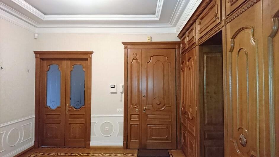 Стиль отделки входной группы этой огромной квартиры выполнен с учётом статуса собственника и с порога подчёркивает нужное представление.