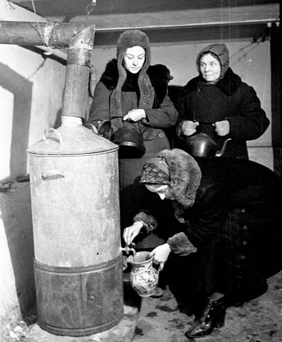 Жительницы блокадного Ленинграда набирают кипяток во время нахождения в бомбоубежище. 1942 г.