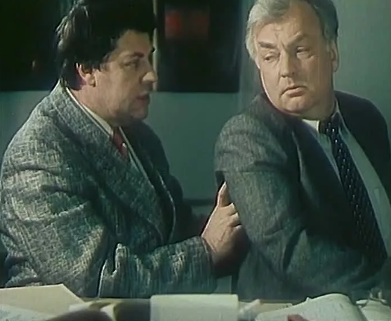 Аркадий и Михаил: "Миша, у тебя крылышки режутся..." Кадр из фильма.