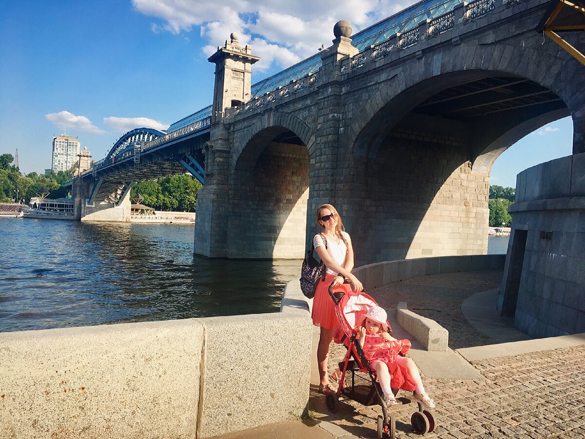 На прогулке по Москве с подругой - тоже мамой 